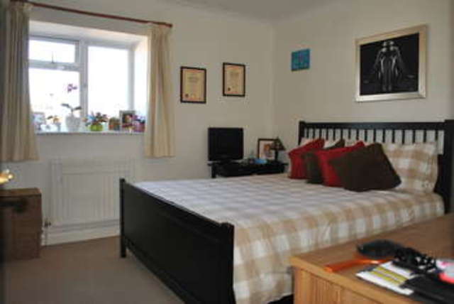  Image of 2 bedroom Flat for sale in Walton Road West Molesey KT8 at Walton Road  East Molesey, KT8 2HT