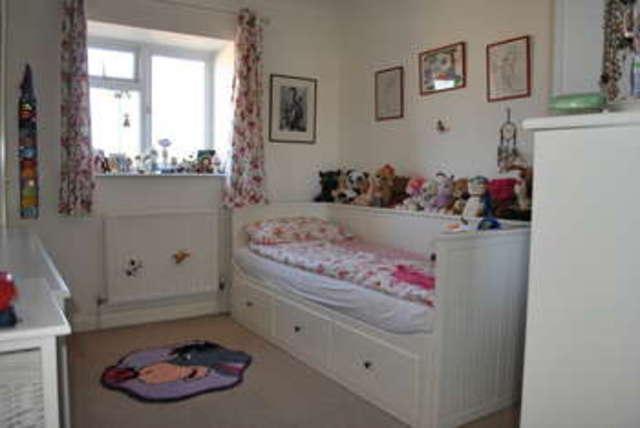  Image of 2 bedroom Flat for sale in Walton Road West Molesey KT8 at Walton Road  East Molesey, KT8 2HT