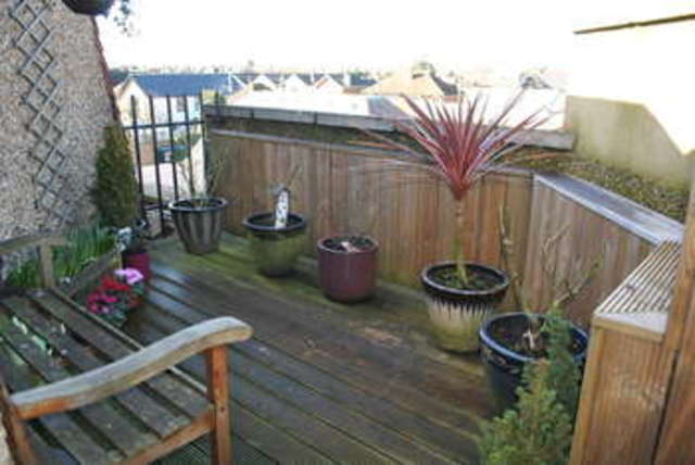  Image of 2 bedroom Flat for sale in Walton Road West Molesey KT8 at Walton Road  East Molesey, KT8 2HT