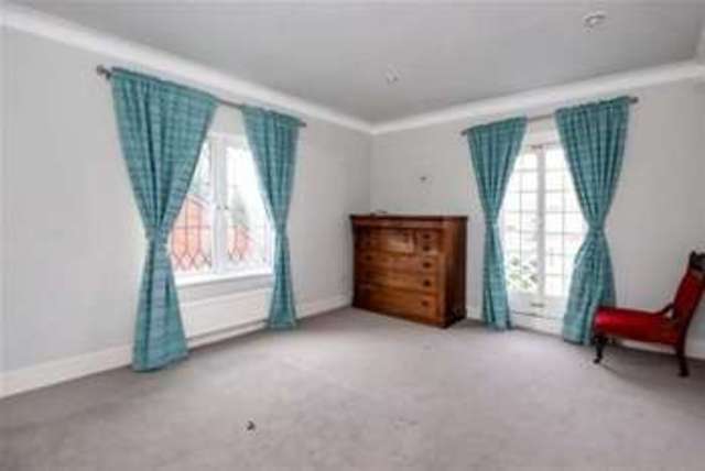  Image of 4 bedroom Semi-Detached house to rent in Windsor Road London N3 at London, N3 3SN