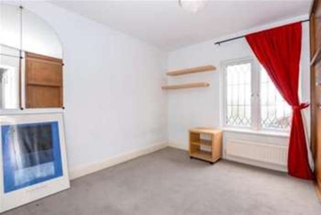  Image of 4 bedroom Semi-Detached house to rent in Windsor Road London N3 at London, N3 3SN
