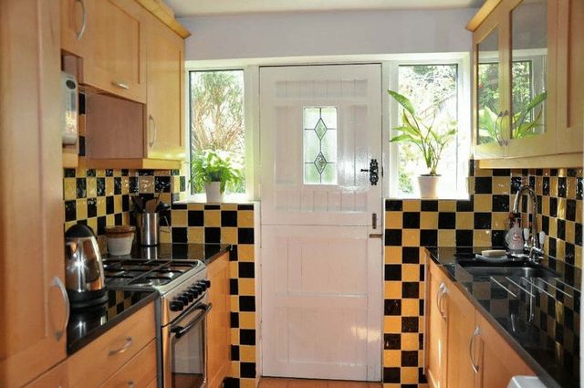  Image of 2 bedroom Property to rent in Boundary Road Wooburn Green High Wycombe HP10 at Boundary Road  Wooburn Green, HP10 0DH