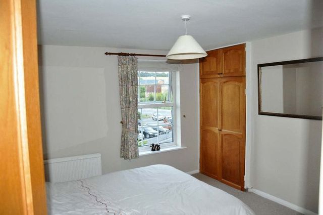  Image of 2 bedroom Property to rent in Boundary Road Wooburn Green High Wycombe HP10 at Boundary Road  Wooburn Green, HP10 0DH