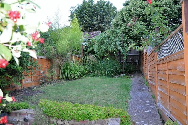  Image of 2 bedroom Property to rent in Boundary Road Wooburn Green High Wycombe HP10 at Boundary Road  Wooburn Green, HP10 0DH