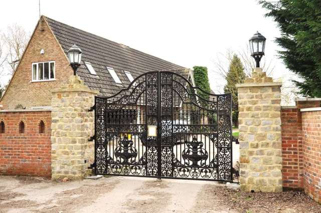  Image of 2 bedroom Flat to rent in Woodlands Road Leatherhead KT22 at Brook Willow Farm Leatherhead Leatherhead, KT22 0AN