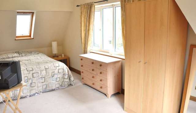  Image of 2 bedroom Flat to rent in Woodlands Road Leatherhead KT22 at Brook Willow Farm Leatherhead Leatherhead, KT22 0AN