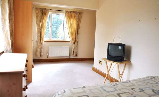  Image of 2 bedroom Flat to rent in Woodlands Road Leatherhead KT22 at Brook Willow Farm Leatherhead Leatherhead, KT22 0AN