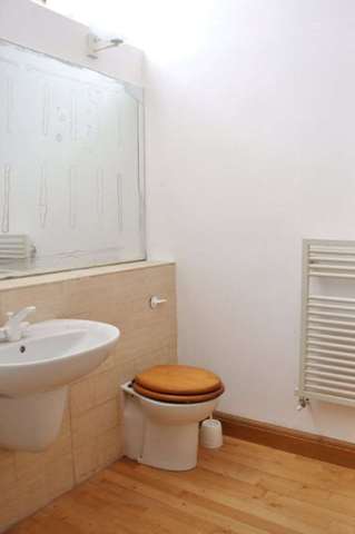  Image of 2 bedroom Flat to rent in Woodlands Road Leatherhead KT22 at Brook Willow Farm Leatherhead Leatherhead, KT22 0AN