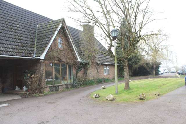  Image of 2 bedroom Flat to rent in Woodlands Road Leatherhead KT22 at Brook Willow Farm Leatherhead Leatherhead, KT22 0AN