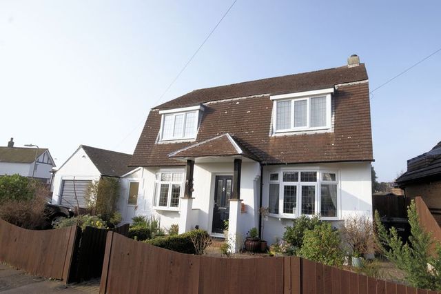  Image of 3 bedroom Detached house for sale in York Crescent Lee-on-the-Solent PO13 at York Crescent  Lee-On-The-Solent, PO13 9AX