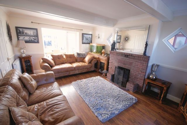  Image of 3 bedroom Detached house for sale in York Crescent Lee-on-the-Solent PO13 at York Crescent  Lee-On-The-Solent, PO13 9AX