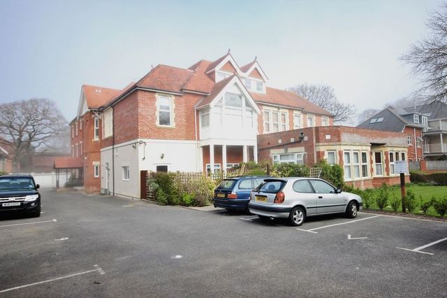 Image of 2 bedroom Flat for sale in Boscombe Cliff Road Pokesdown Bournemouth BH5 at 23 Boscombe Cliff Road Boscombe Manor Bournemouth, BH5 1JP