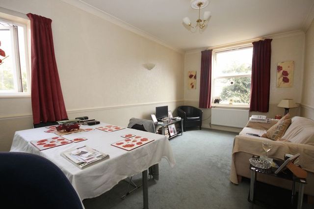  Image of 2 bedroom Flat for sale in Boscombe Cliff Road Pokesdown Bournemouth BH5 at 23 Boscombe Cliff Road Boscombe Manor Bournemouth, BH5 1JP