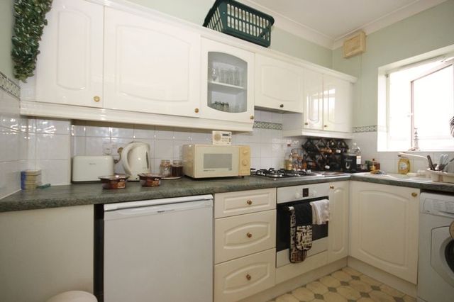  Image of 2 bedroom Flat for sale in Boscombe Cliff Road Pokesdown Bournemouth BH5 at 23 Boscombe Cliff Road Boscombe Manor Bournemouth, BH5 1JP