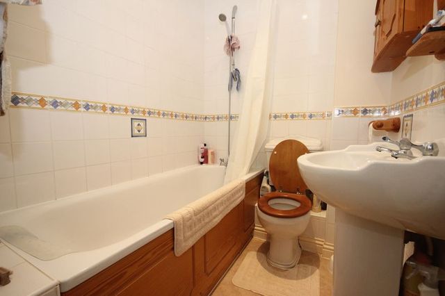  Image of 2 bedroom Flat for sale in Boscombe Cliff Road Pokesdown Bournemouth BH5 at 23 Boscombe Cliff Road Boscombe Manor Bournemouth, BH5 1JP