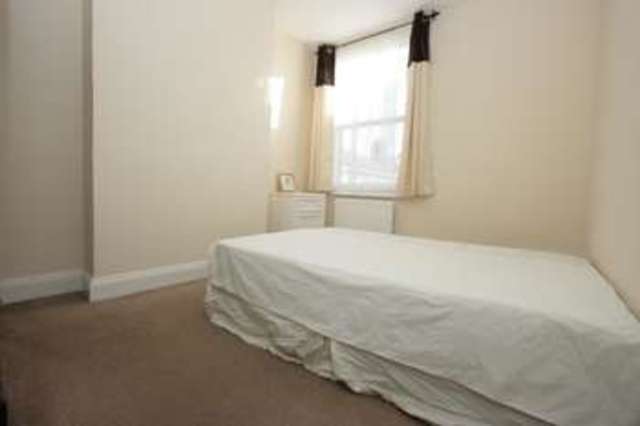  Image of 2 bedroom Flat to rent in Quicks Road London SW19 at Wimbledon London Merton, SW19 1EY