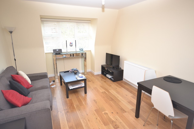  Image of 2 bedroom Property to rent in East End Road London N3 at East End Road  Finchley, N3 3QE