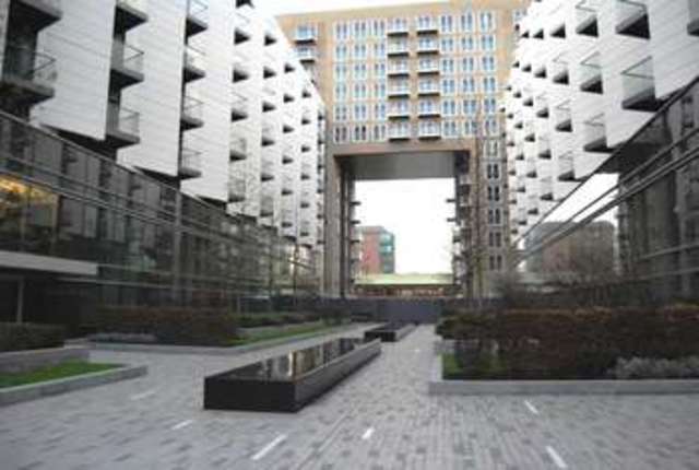  Image of Flat to rent in Baltimore Wharf London E14 at North Boulevard  Canary Wharf, E14 9EQ