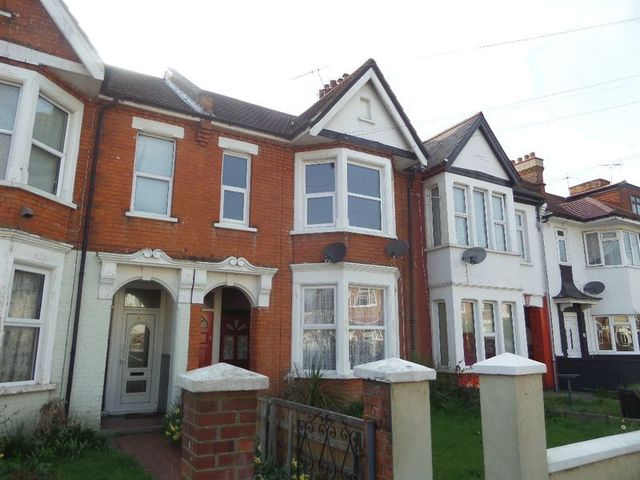  Image of 2 bedroom Flat for sale in Bellevue Road Southend-on-Sea SS2 at Bellevue Road  Southend-On-Sea, SS2 4JE