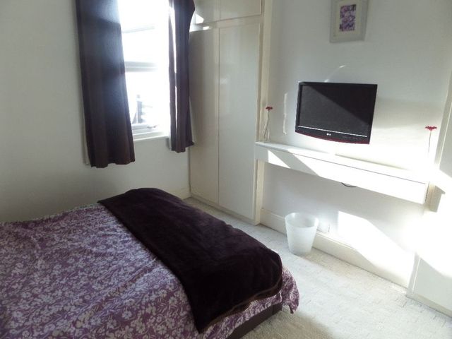  Image of 2 bedroom Flat for sale in Bellevue Road Southend-on-Sea SS2 at Bellevue Road  Southend-On-Sea, SS2 4JE