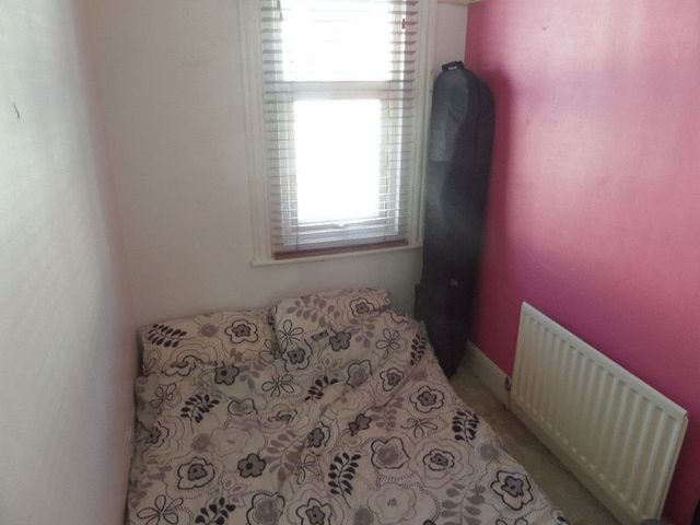  Image of 2 bedroom Flat for sale in Bellevue Road Southend-on-Sea SS2 at Bellevue Road  Southend-On-Sea, SS2 4JE