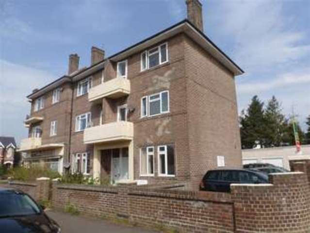  Image of 3 bedroom Flat for sale in Broomfield Avenue Broadwater Worthing BN14 at Worthing West Sussex Worthing, BN14 7PL