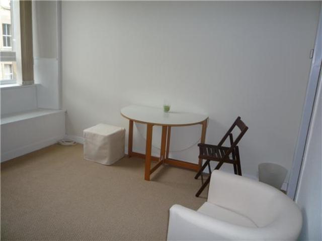  Image of 1 bedroom Flat to rent in Cathcart Place Edinburgh EH11 at Dalry Edinburgh Edinburgh, EH11 2HE