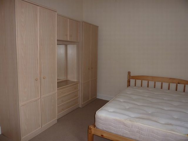  Image of 1 bedroom Flat to rent in Cathcart Place Edinburgh EH11 at Dalry Edinburgh Edinburgh, EH11 2HF