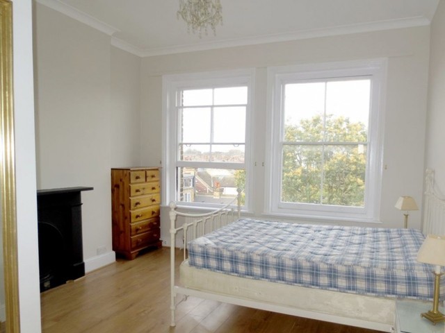  Image of 3 bedroom Flat to rent in Cavendish Road London SW12 at Cavendish Road Clapham South London, SW12 0BL