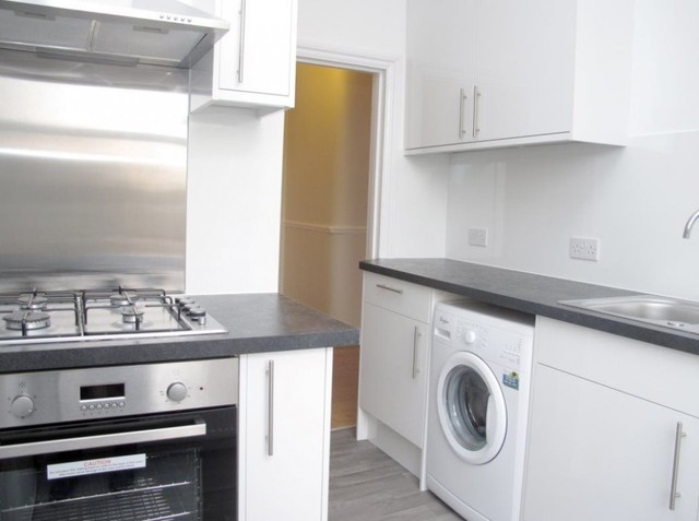  Image of 3 bedroom Flat to rent in Cavendish Road London SW12 at Cavendish Road Clapham South London, SW12 0BL