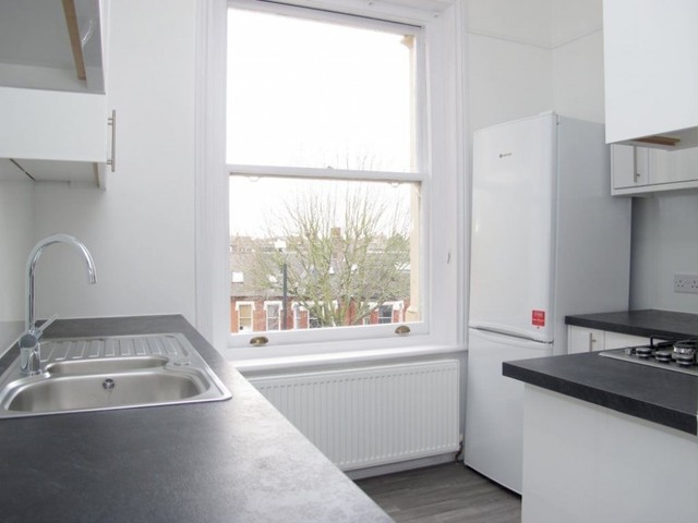  Image of 3 bedroom Flat to rent in Cavendish Road London SW12 at Cavendish Road Clapham South London, SW12 0BL