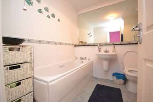  Image of 2 bedroom Flat to rent in Cedar Close Buckhurst Hill IG9 at Cedar Close  Buckhurst Hill, IG9 6EJ