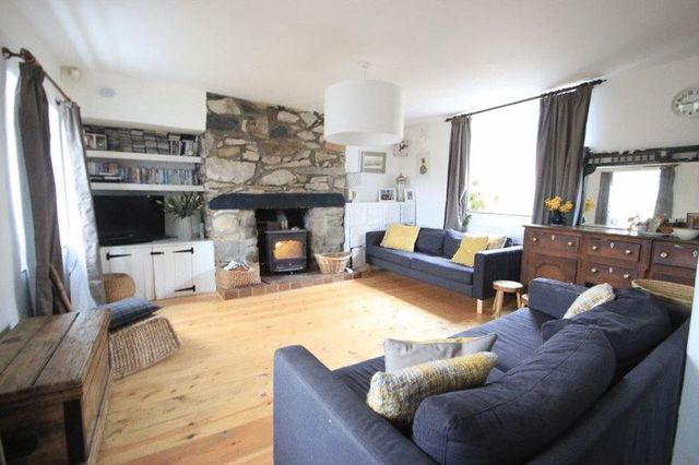  Image of 4 bedroom Detached house for sale in Clwt-Y-Bont Caernarfon LL55 at Clwt-Y-Bont Caernarfon, LL55 3DU