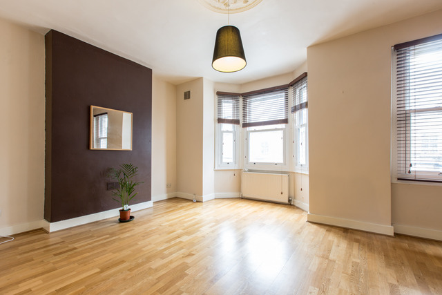  Image of 3 bedroom Flat to rent in Cologne Road London SW11 at Battersea London Clapham Junction, SW11 2AJ