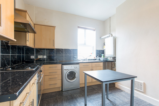  Image of 3 bedroom Flat to rent in Cologne Road London SW11 at Battersea London Clapham Junction, SW11 2AJ