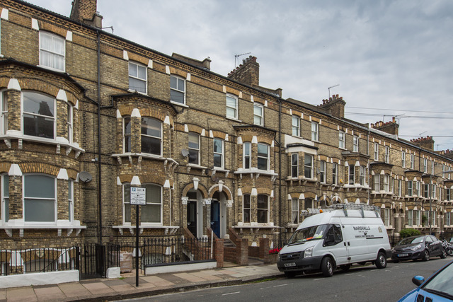  Image of 3 bedroom Flat to rent in Cologne Road London SW11 at Battersea London Clapham Junction, SW11 2AJ