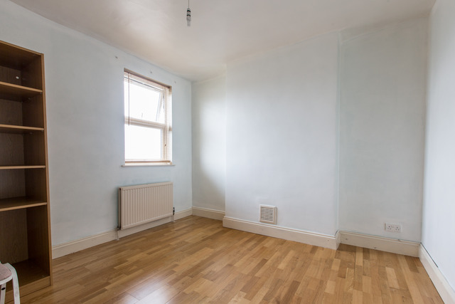  Image of 3 bedroom Flat to rent in Cologne Road London SW11 at Battersea London Clapham Junction, SW11 2AJ