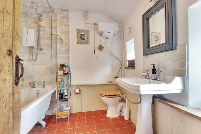  Image of 2 bedroom Semi-Detached house for sale in Copthorne Bank Copthorne Crawley RH10 at Copthorne Bank  Copthorne, RH10 3QX