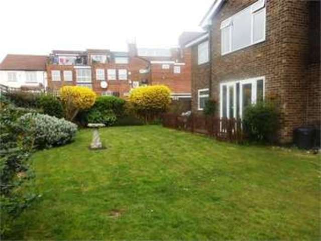  Image of 1 bedroom Apartment for sale in Domanco Lodge Crescent Road Leigh-on-Sea SS9 at Crescent road Leigh on sea Leigh-on-Sea, SS9 2PZ