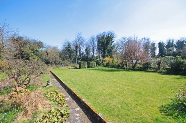  Image of 3 bedroom Detached house for sale in Gilhams Avenue Banstead SM7 at Gilhams Avenue  Banstead, SM7 1QW