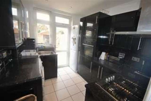  Image of 3 bedroom Terraced house to rent in Glenwood Gardens Ilford IG2 at Glenwood Gardens  Ilford, IG2 6XT