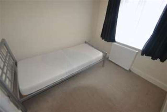  Image of 3 bedroom Terraced house to rent in Glenwood Gardens Ilford IG2 at Glenwood Gardens  Ilford, IG2 6XT