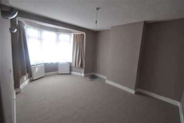  Image of 3 bedroom Terraced house to rent in Glenwood Gardens Ilford IG2 at Glenwood Gardens  Ilford, IG2 6XT