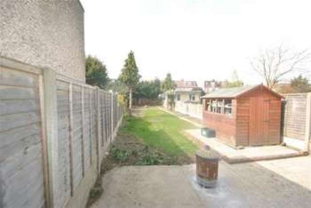  Image of 3 bedroom Terraced house to rent in Glenwood Gardens Ilford IG2 at Glenwood Gardens  Ilford, IG2 6XT