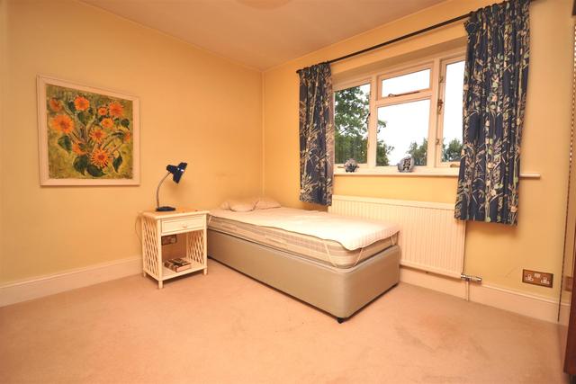  Image of 3 bedroom Property to rent in Hendon Lane London N3 at Finchley, N3 3SJ