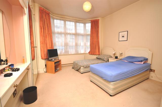  Image of 3 bedroom Property to rent in Hendon Lane London N3 at Finchley, N3 3SJ