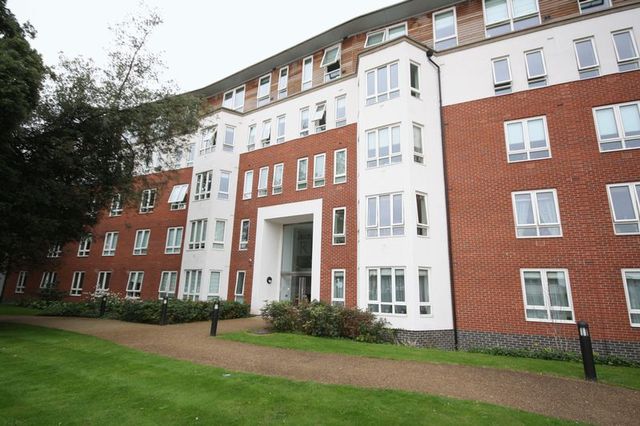  Image of 2 bedroom Flat to rent in High Road London E18 at High Road  London, E18 2JJ