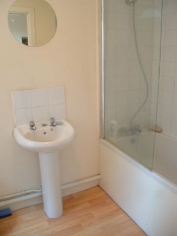  Image of 1 bedroom Flat to rent in High Street Bangor LL57 at 35 High Street  BANGOR, LL57 1NP