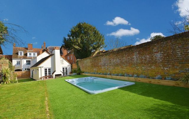  Image of 6 bedroom Terraced house for sale in High Street Thame OX9 at 18 High Street  Thame, OX9 2BZ