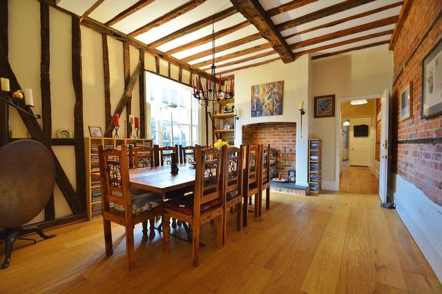  Image of 6 bedroom Terraced house for sale in High Street Thame OX9 at 18 High Street  Thame, OX9 2BZ